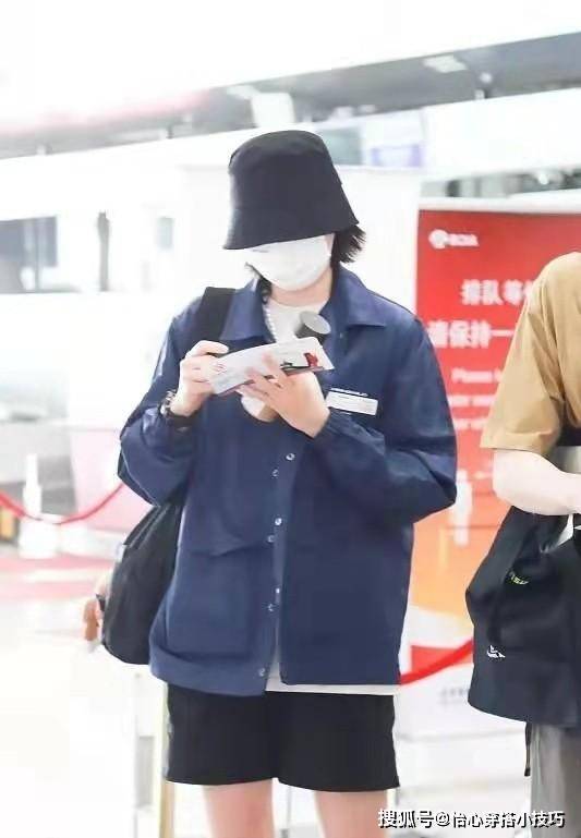 配饰 姚安娜机场造型认不出!穿国货变低调太意外,戴帽子盖住脸更有范