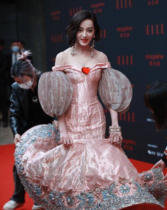 超越 红毯礼服贵的就好？梅婷、热巴高定翻车，杨超越却凭百元裙子惊艳