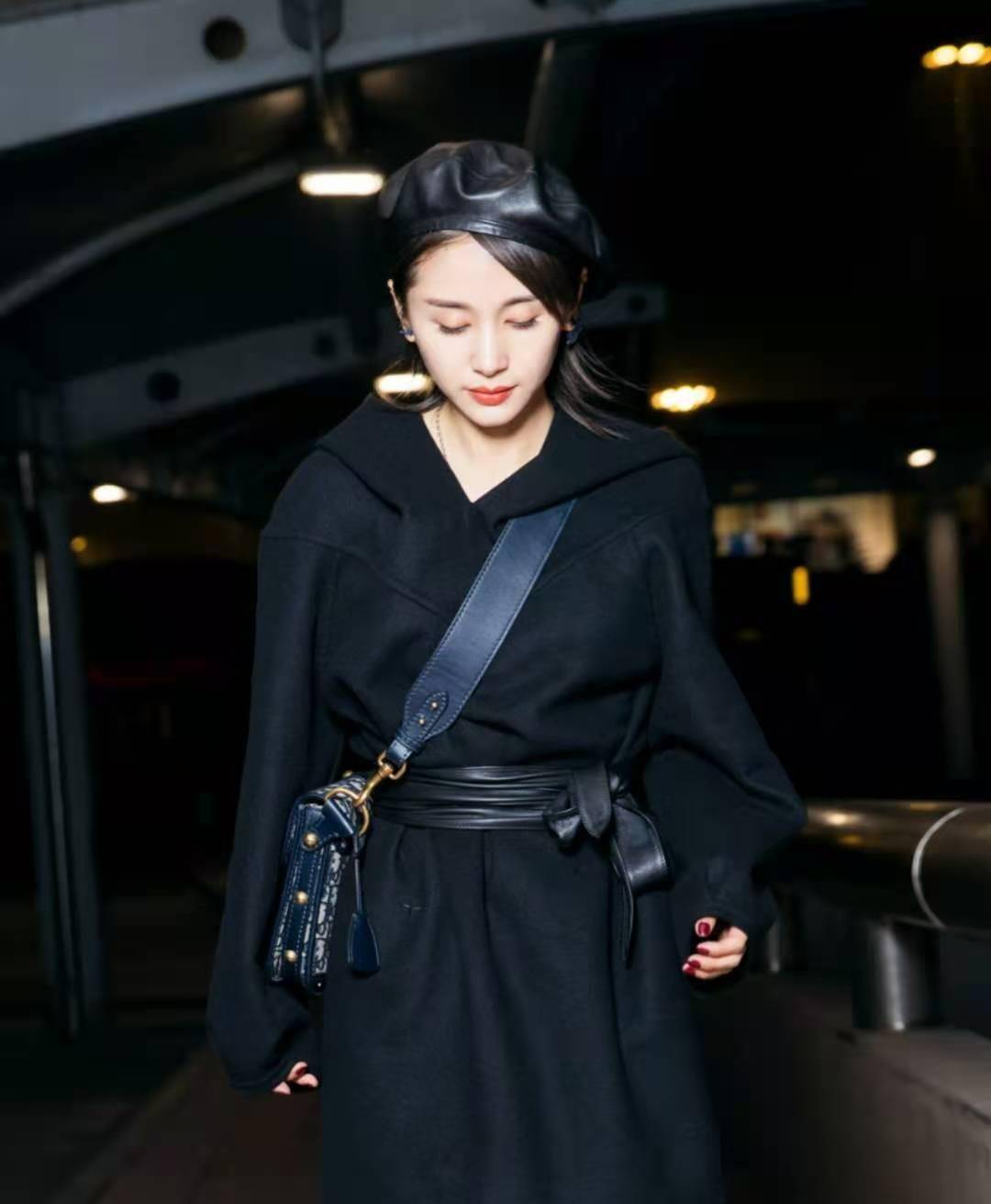 黑色 王子文羽绒服叠穿卫衣，挺会显高穿搭的，气场竟不输183小男友