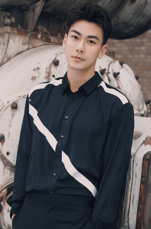 桃花自带“唇珠”的5位男星,有人面若桃花,有人邪魅挑逗,太迷人了