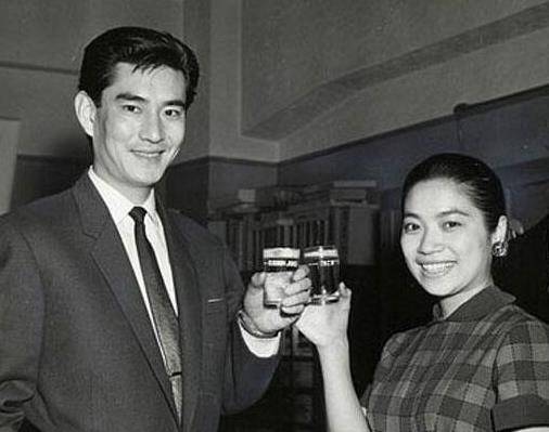 江利智惠美和高仓健:负气离婚,一生无子无女,带着遗憾相继去世