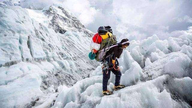 1998年夫妻两人登珠峰，妻子力竭倒在山顶，她绝望喊道：别放弃我