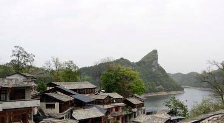 集真山真水、民族建筑、历史遗存于一体，贵州省贵阳镇山布依寨