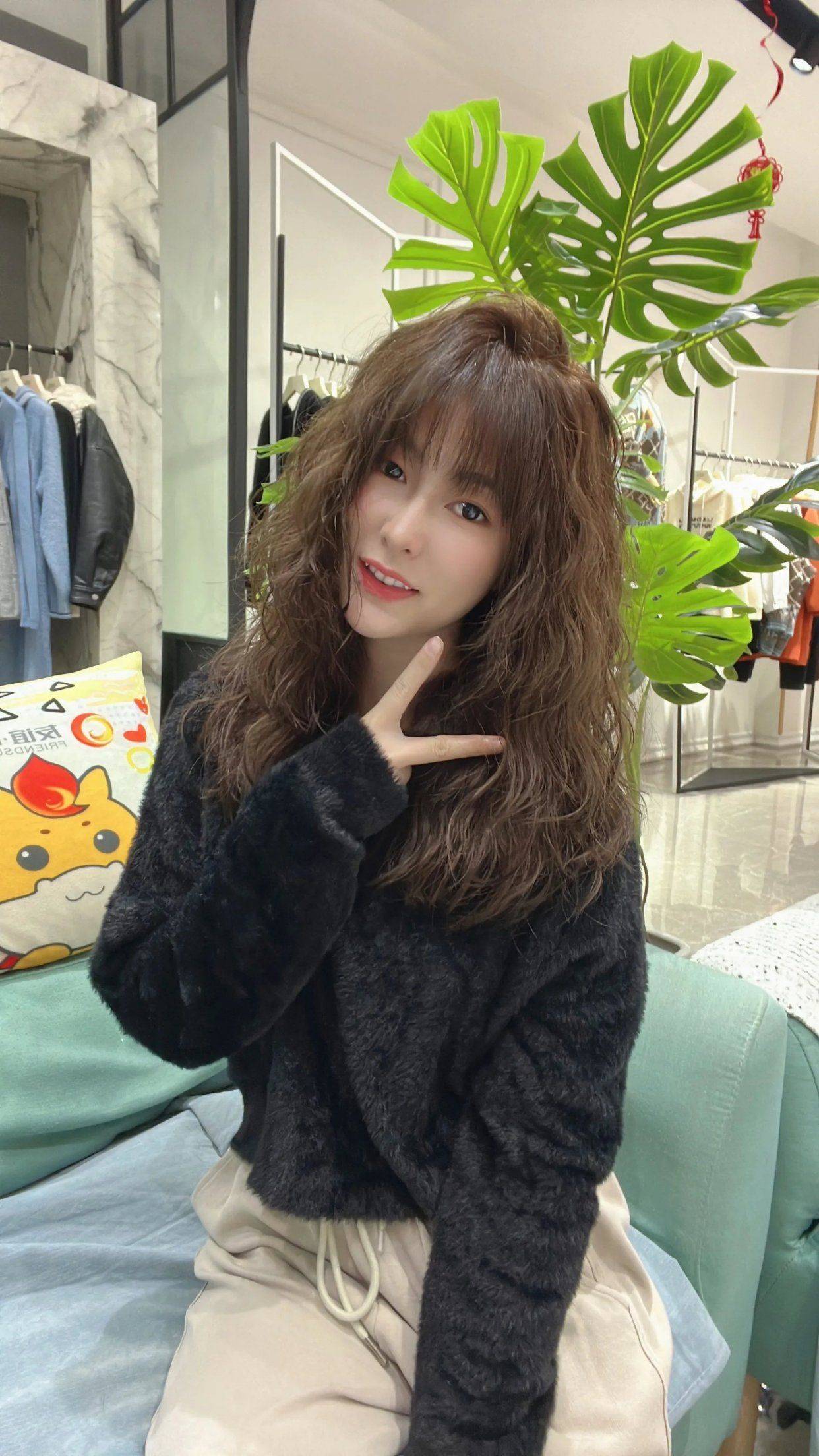 发型春节发型怎么选?都是卷烫发别错过,很洋气