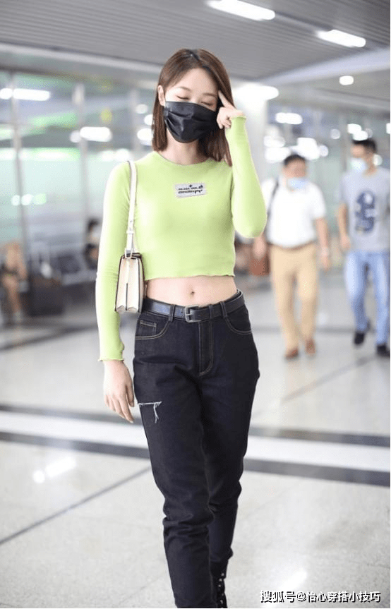 穿紧身衣露出平坦小腹,配一头短发太干练了_上衣_女性_着装