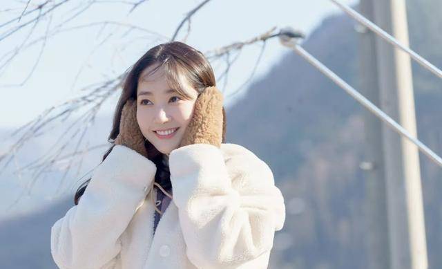 张天虞书欣变身雪地“小精灵”，冬日氛围感又被她拿捏住了