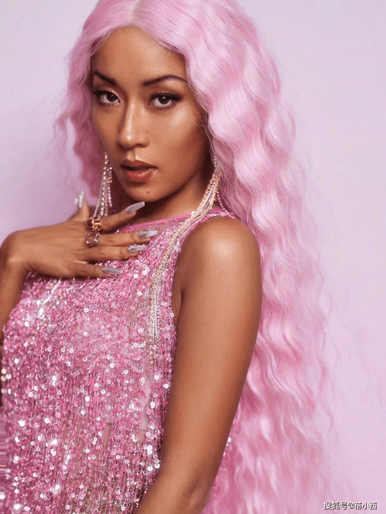 细节冬天怎么才能出彩?不如换上吉克隽逸同款圣诞美甲,高级感十足!