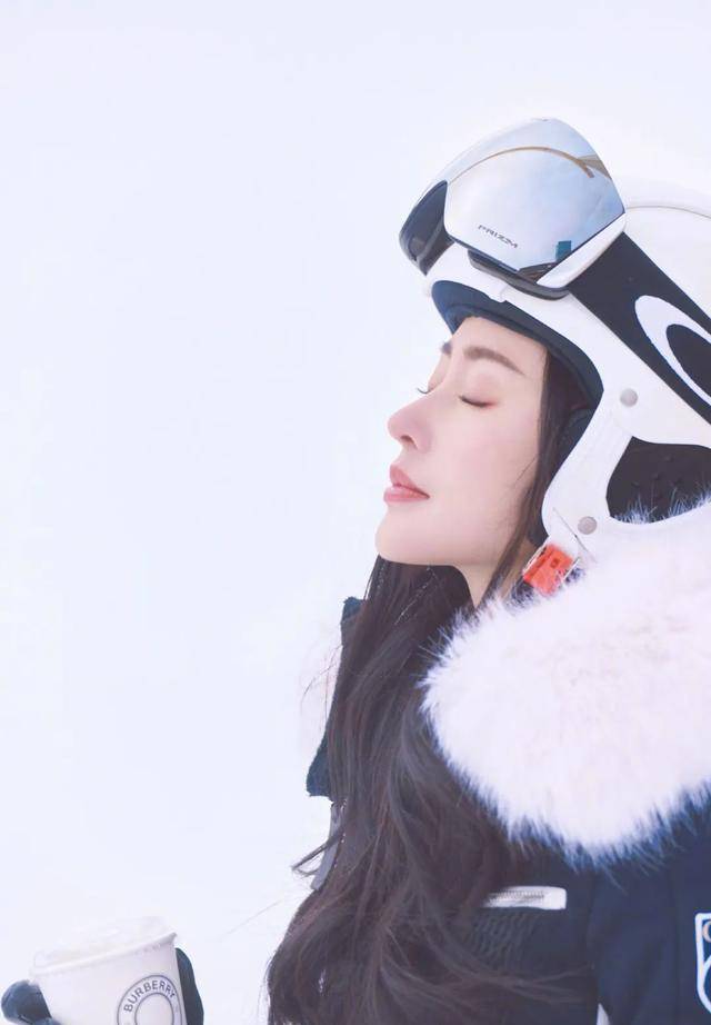 张天虞书欣变身雪地“小精灵”，冬日氛围感又被她拿捏住了