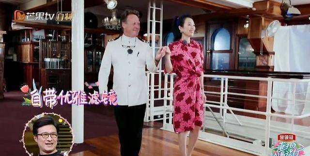 短裙 “妻子团”惊艳亮相高档餐厅，张嘉倪美出天际，外国人直呼：哇