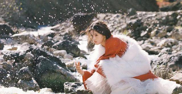 张天虞书欣变身雪地“小精灵”，冬日氛围感又被她拿捏住了