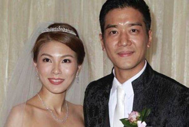 黎诺懿当时就迎娶了一个比她小三岁的富家千金,他的老婆背景非常的