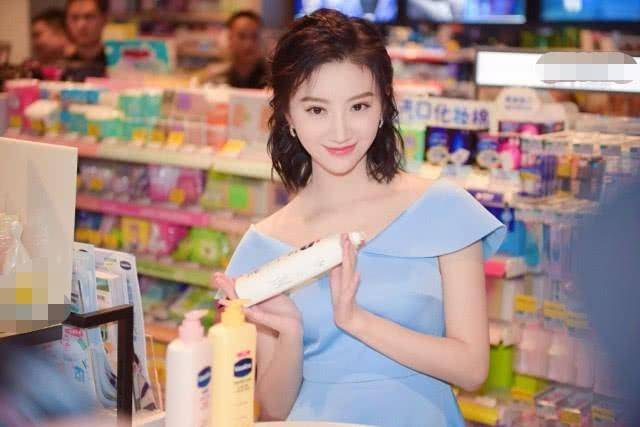 发型景甜只是剪了一款波波头，30岁秒变成18岁少女，看后我也想剪短发