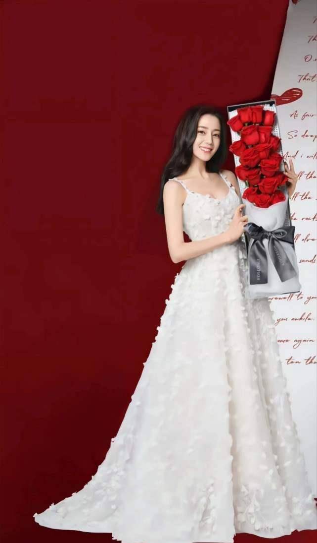 原创开年红恭喜迪丽热巴解锁2022年第一个代言