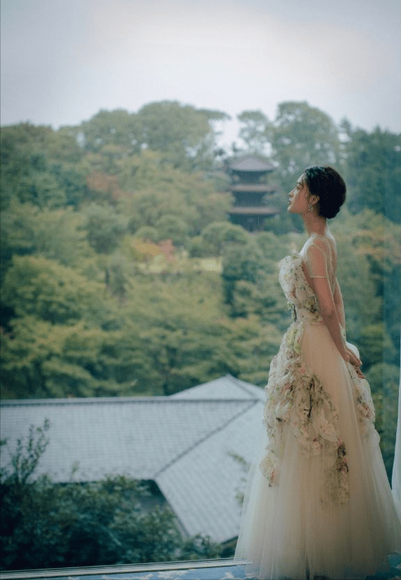 稀饭 李沁终于正式自己的仙女颜值！频繁挑战露背裙，撩起来真要命