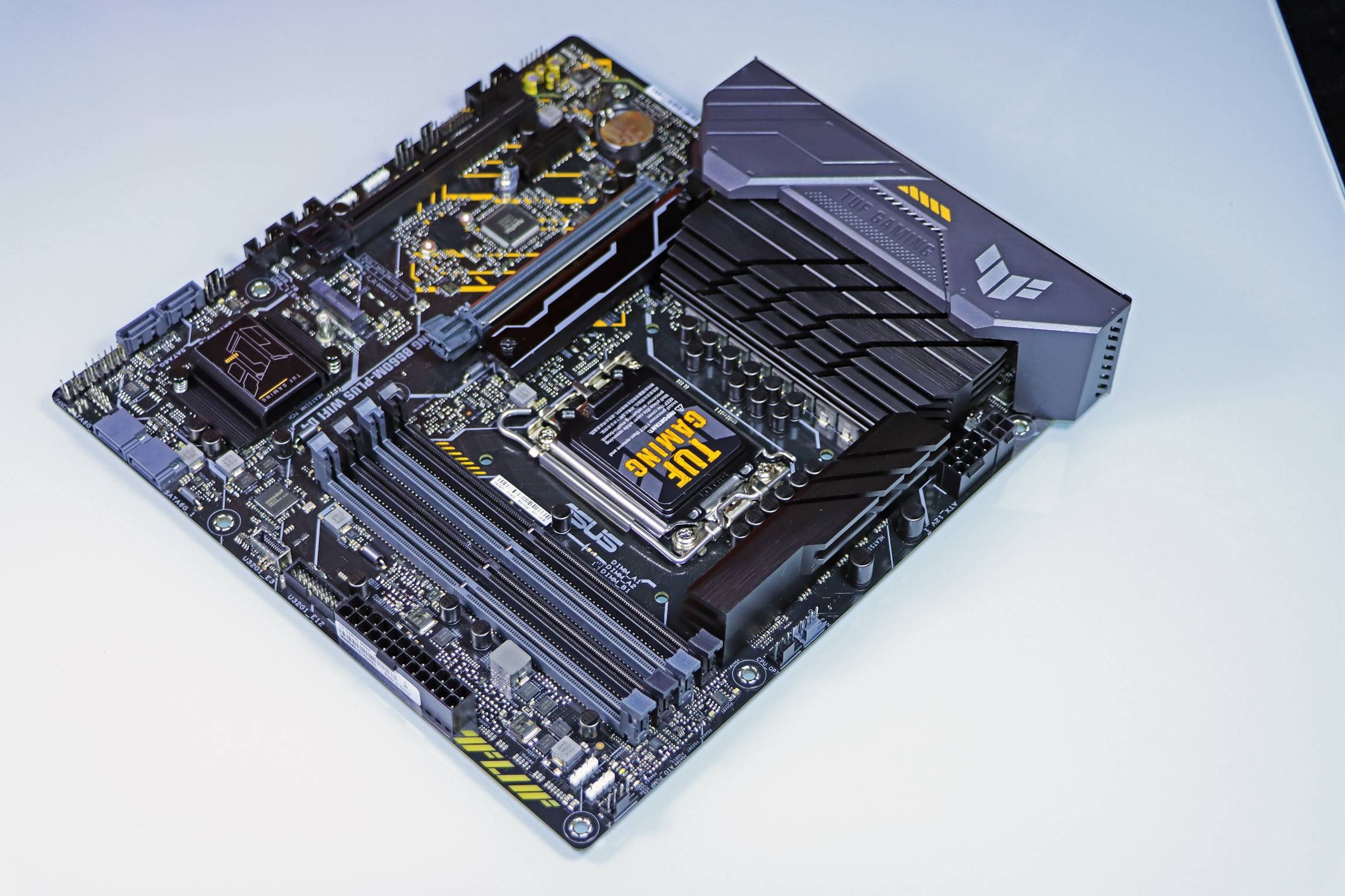 华硕b660 重炮手 wifi 登场,这算是半开放式主机吗?_接口_主板_供电