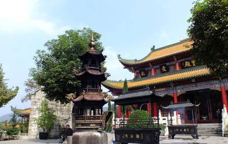 碧波捧莲蕊，绿叶护红花，幽雅秀丽的千年古刹，贵州省遵义湘山寺