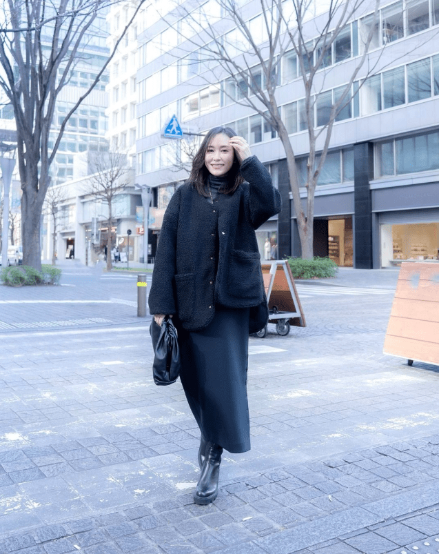 年纪越大越要有点女人味,这位50岁大姐基础色演绎优雅风,太气质