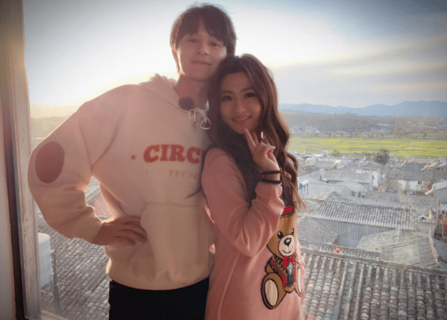 张轩睿任家萱Selina好会穿,黑白混色阔腿裤配系带牛仔外套,气质真好