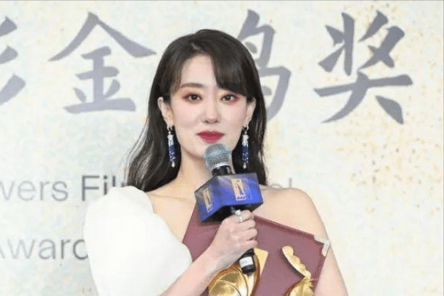 金鸡奖|2位知名女演员曾有过节？小透明变影后，网友：不要给自己加戏了