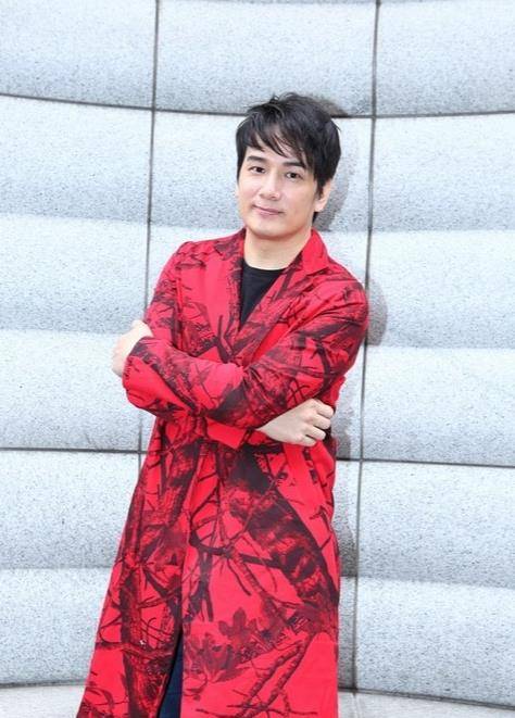 49岁男歌手不敌秃顶危机,打麻药植发,笑谈出门不用戴帽子了_张洛君