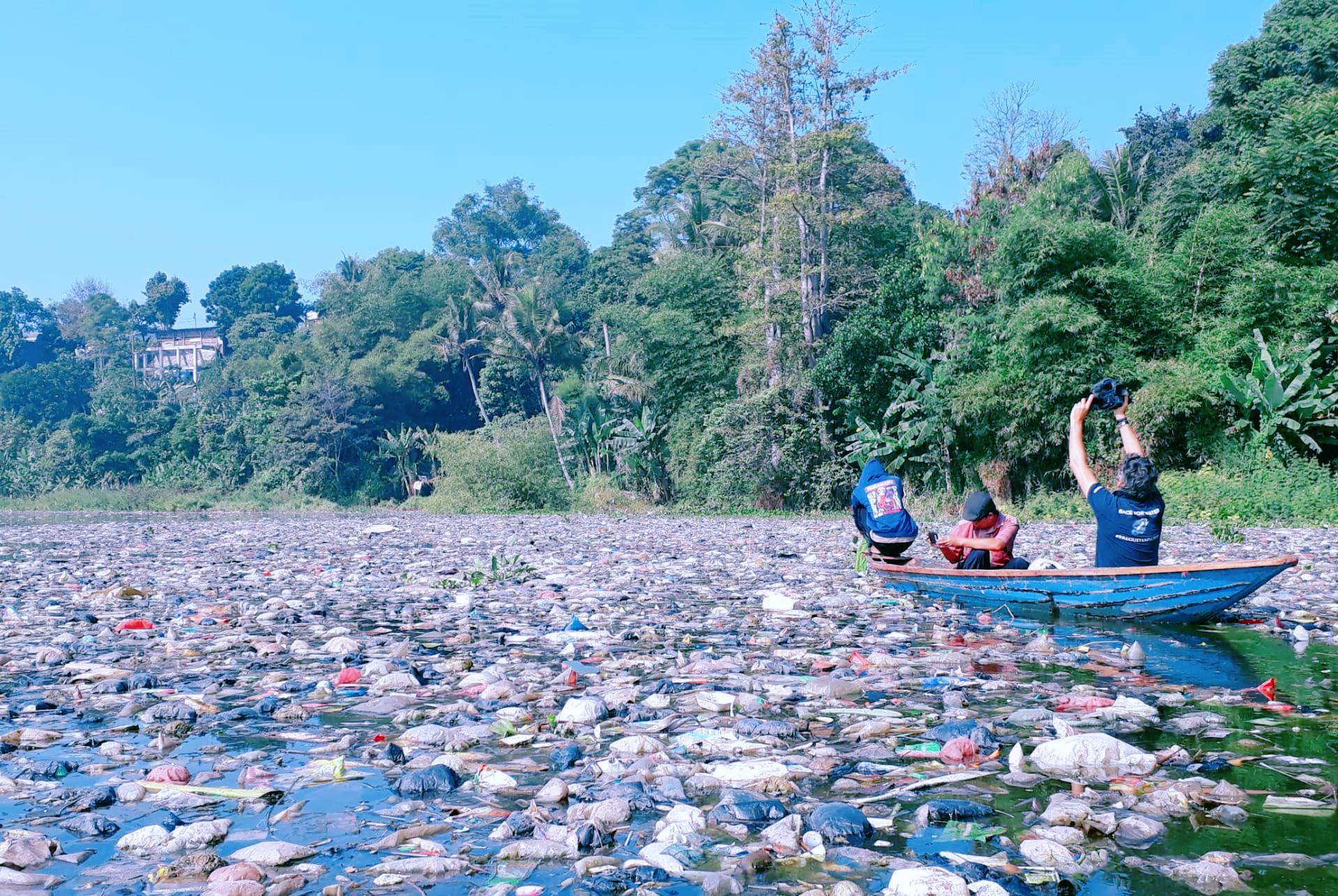 印尼母亲河成垃圾场？细菌含量比恒河多20倍，两岸却住着上千万人