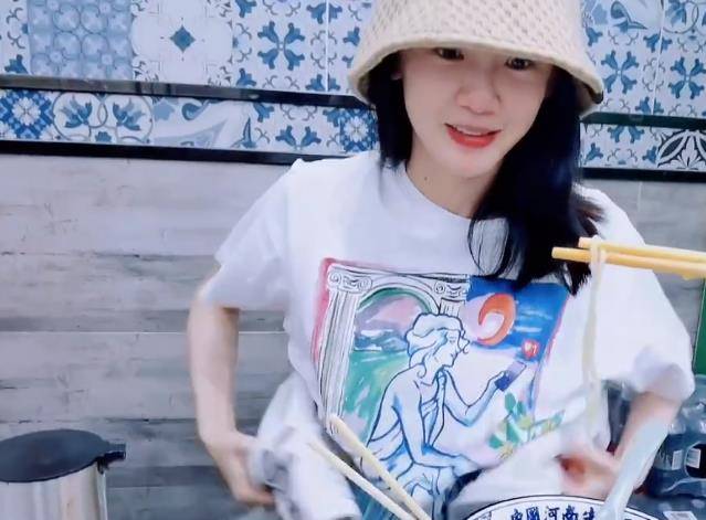 女神苗苗早起为老公冲咖啡，挂郑恺身上超腻歪，女儿小酸奶英文名曝光