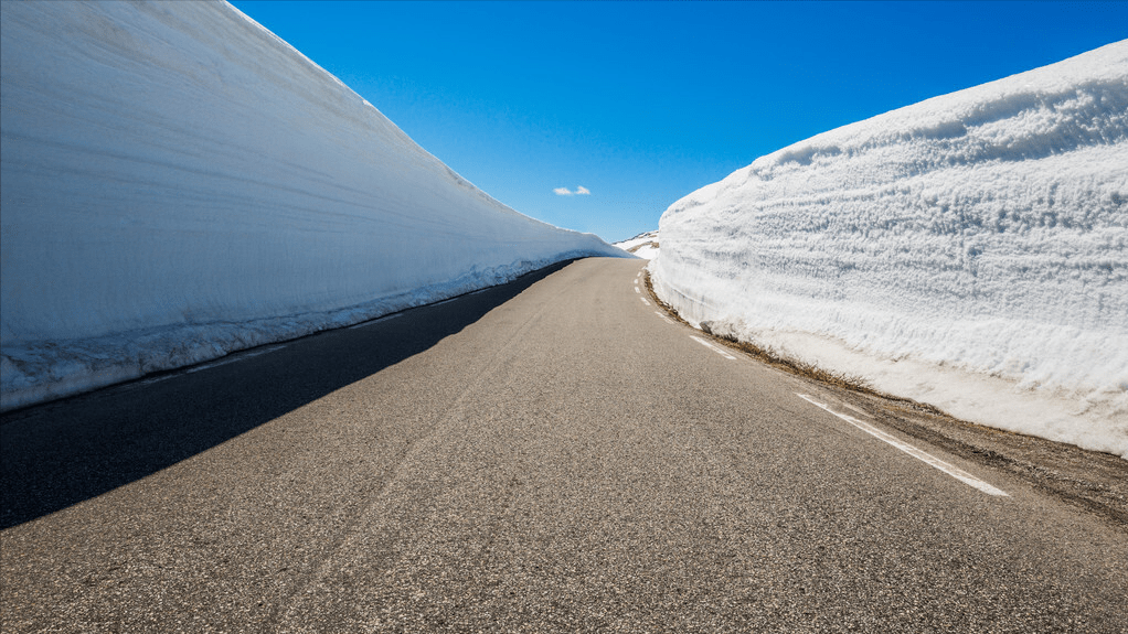 雪的厚度高达20米！500米长的雪墙公路，是怎么挖出来的？