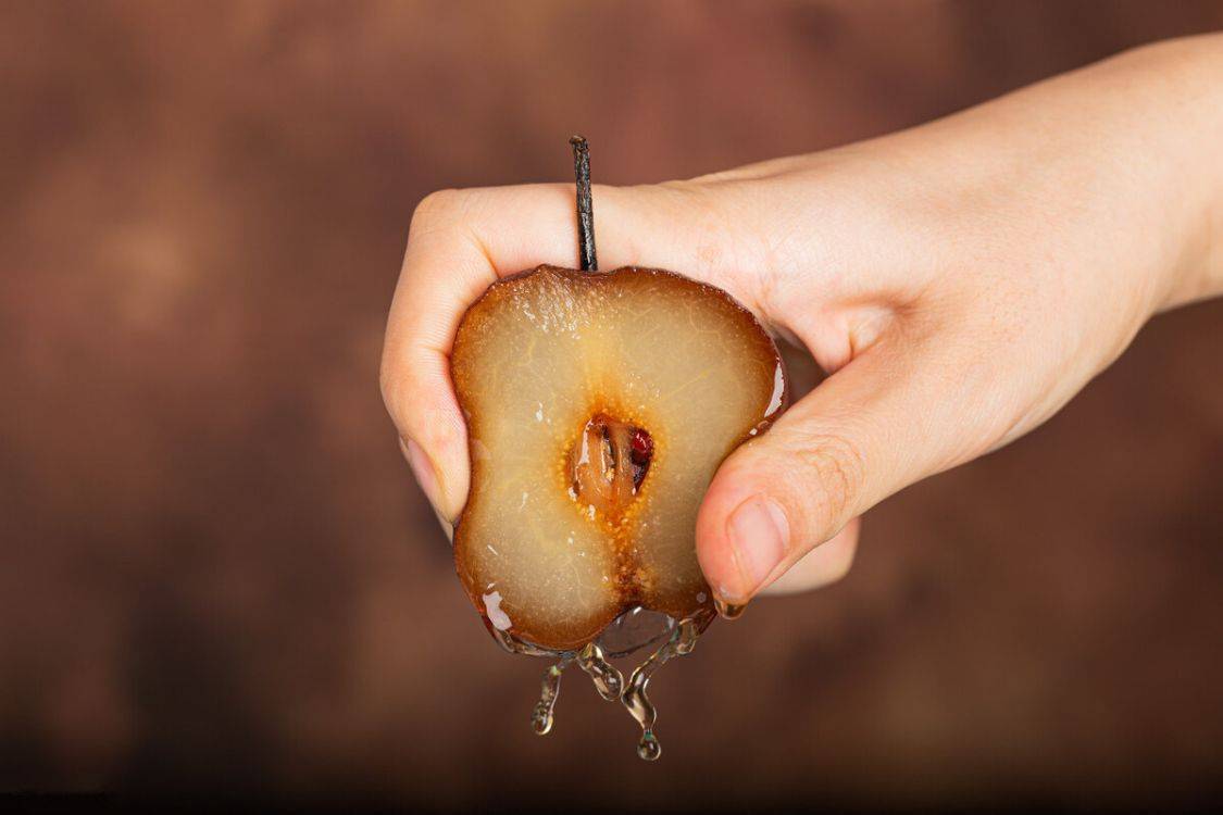 释放得更加充分,甜度上升酸度减少,因而冻过的梨再入口已是汁水充沛