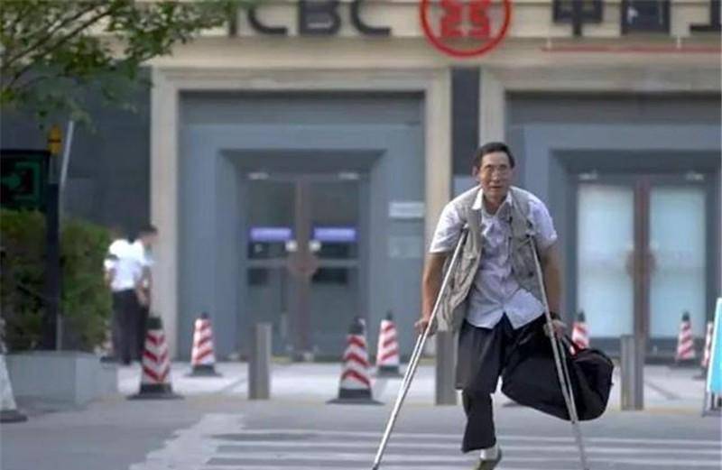 从兰桂：因生病失去一条腿，23岁离家出走，水泥地上作画惊艳路人