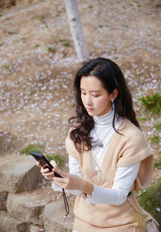 整体 陈都灵探索多样风格，轻熟风女人味十足，校花变女神