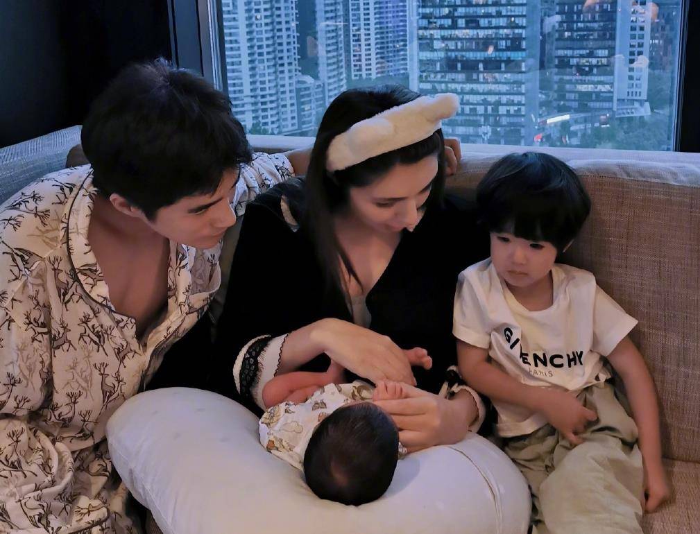 丹尼尔麦迪娜晒儿女合照！产后11天腹部微凸，2岁儿子哄妹妹睡觉好有爱