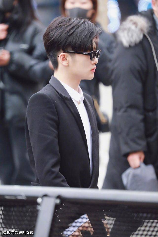 一眼看上去,注意力真的都在手上,不得不说,周震南的时尚品味真的是很