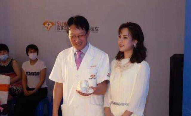 因为还记得那个“歪脸女孩”赵宏秋吗？她放弃百万年薪，甘愿教书育人