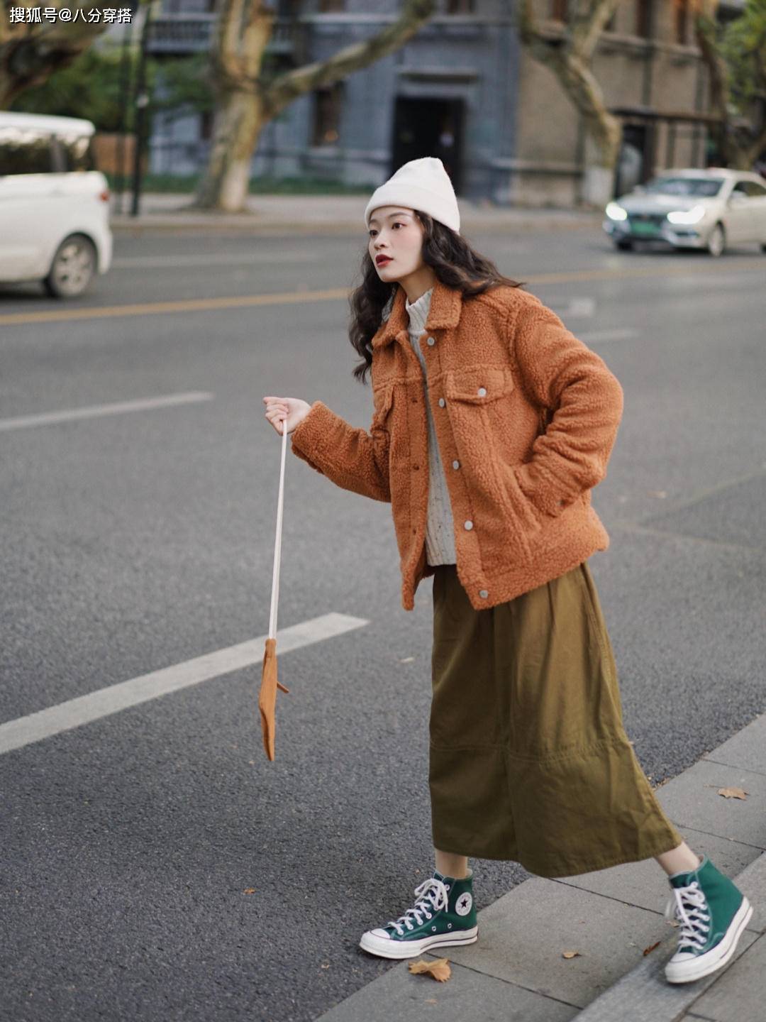 女孩子 羊羔毛外套也不要瞎选，冬天试试这几种颜色，活力十足又洋气