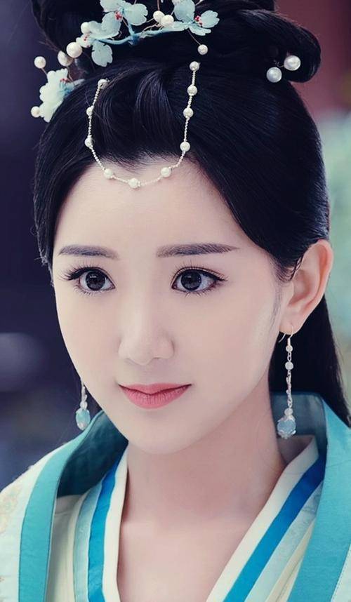 灵气11双自带“美瞳”效果的眼睛，杨幂毛晓彤上榜，而她的眼睛会说话