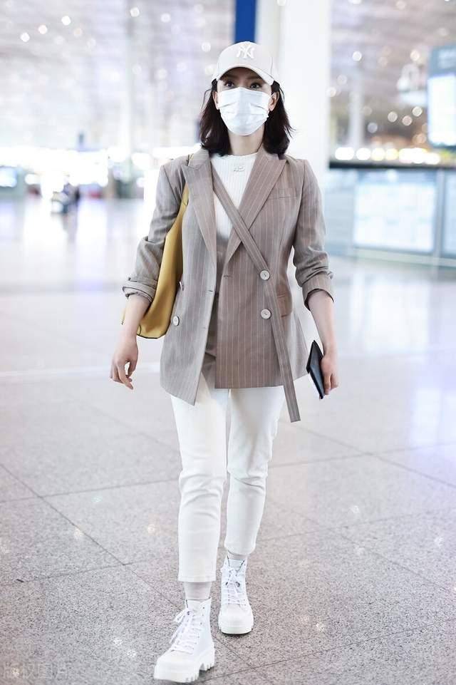 小姑娘 陈数真是气质女神,穿卡其色条纹连体裤清爽时髦,身材不输小姑娘