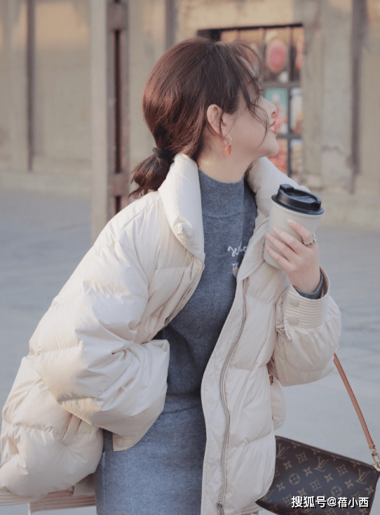 黑色 今年“羽绒服”流行穿浅色，小个子这样搭真时髦，趁过年赶紧入手