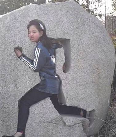 小女孩去公园玩，意外被石头卡住了，路人解救的同时却哈哈大笑！