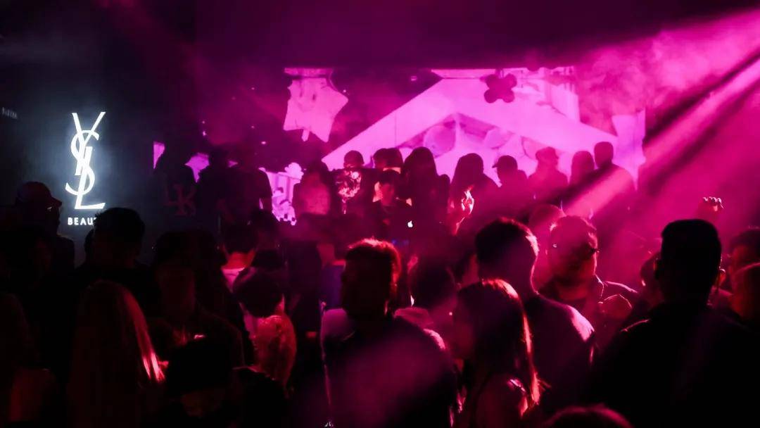 品牌YSL向你发出暗夜召集令，魔都夜皇后们在此集结！