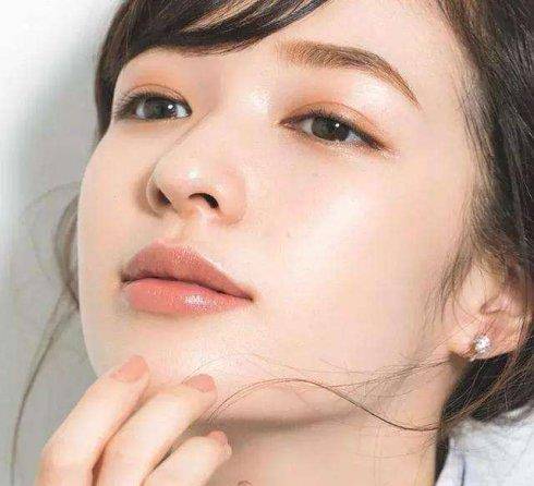 面的看完童瑶、Angelababy的生图，我终于明白粉底液要选什么样的了