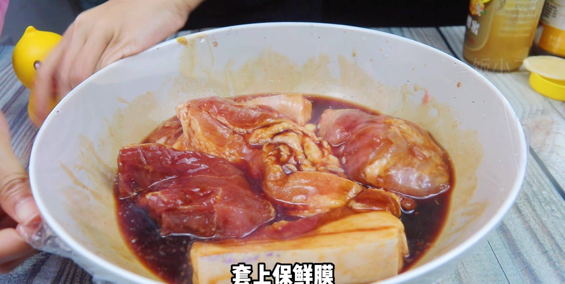 做法|“蜜汁叉烧肉”的正宗做法，不烤箱不油炸，一撕马上爆出蜜汁