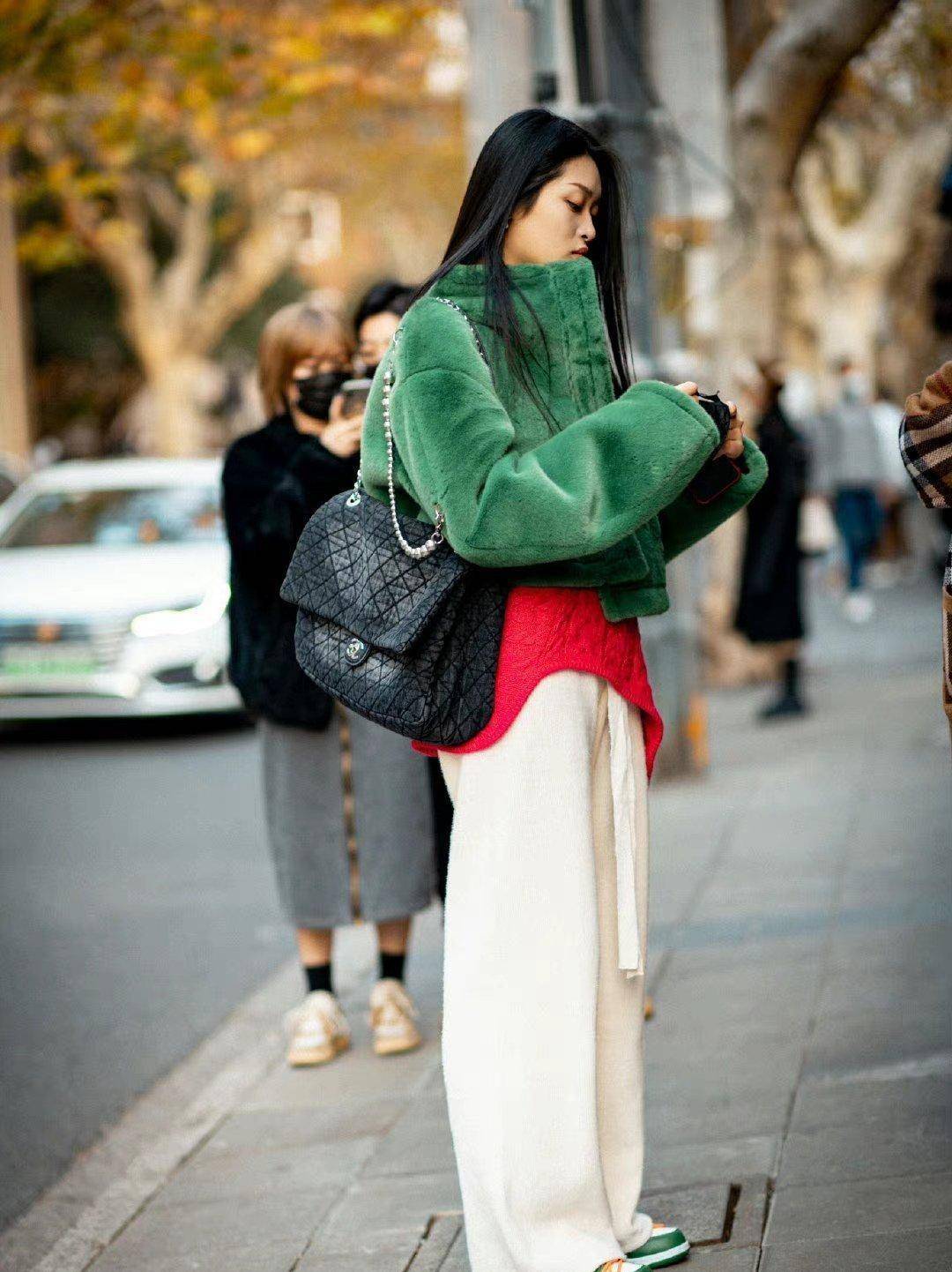 黑色 上海不愧是大都市,连素人女生都长得好漂亮,穿得也很优雅