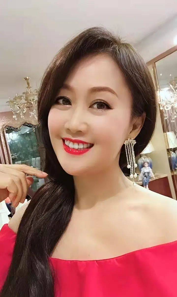 鼻翼谁说鼻子高才出美人？这10位小鼻子、塌鼻子女星，个个精致可爱