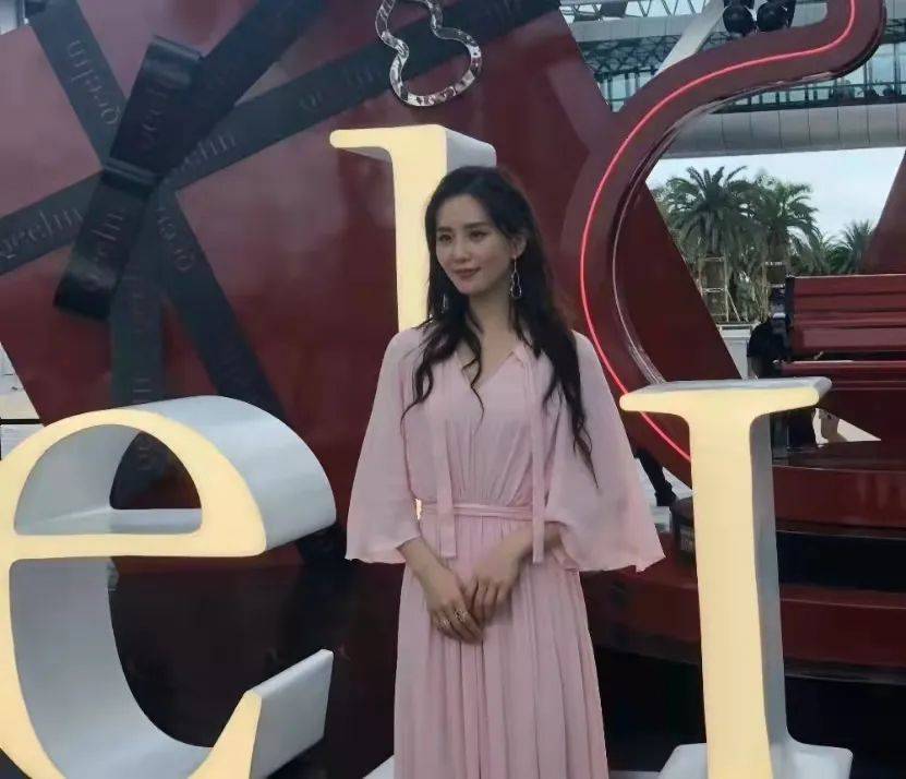 鼻翼谁说鼻子高才出美人？这10位小鼻子、塌鼻子女星，个个精致可爱
