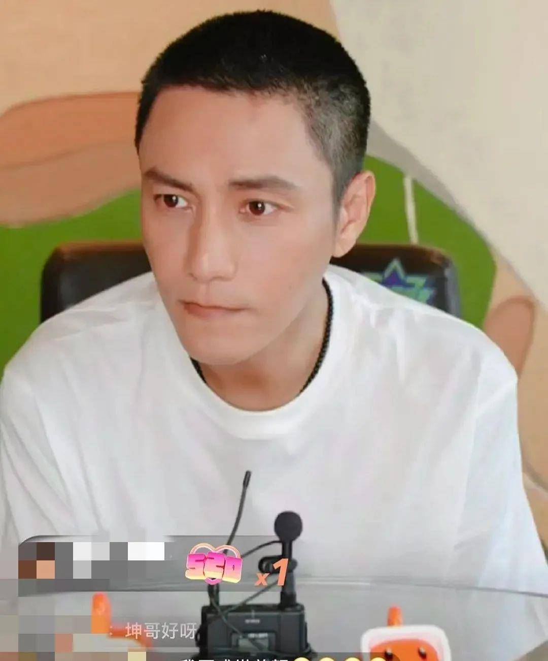 当天陈坤穿着一件简单的白色t恤留着一个寸头的发型少年感十足让