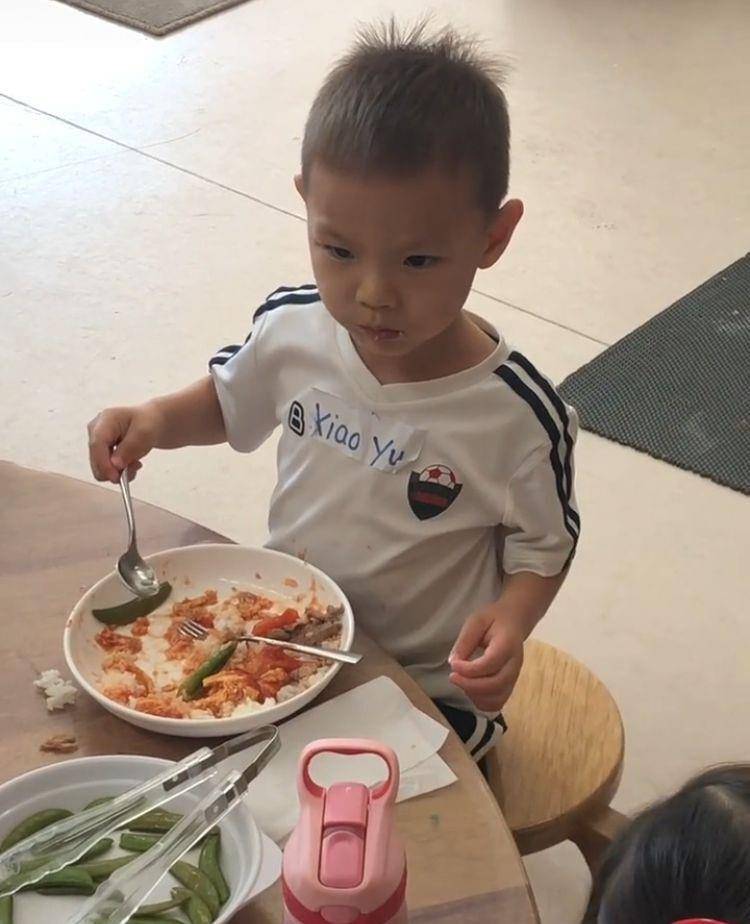 生活|林丹3岁儿子上幼儿园，大口吃饭超乖巧，模样越来越像谢杏芳
