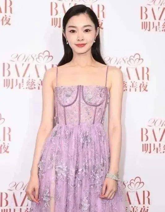 内衣关晓彤“副乳”太明显，身材越来越有料，网友：鹿晗眼光真好