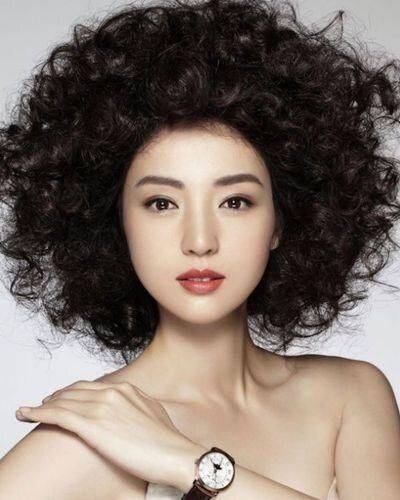 卷发女人到了中年，这4种发型尽量别剪，自以为时髦，其实显老又土气