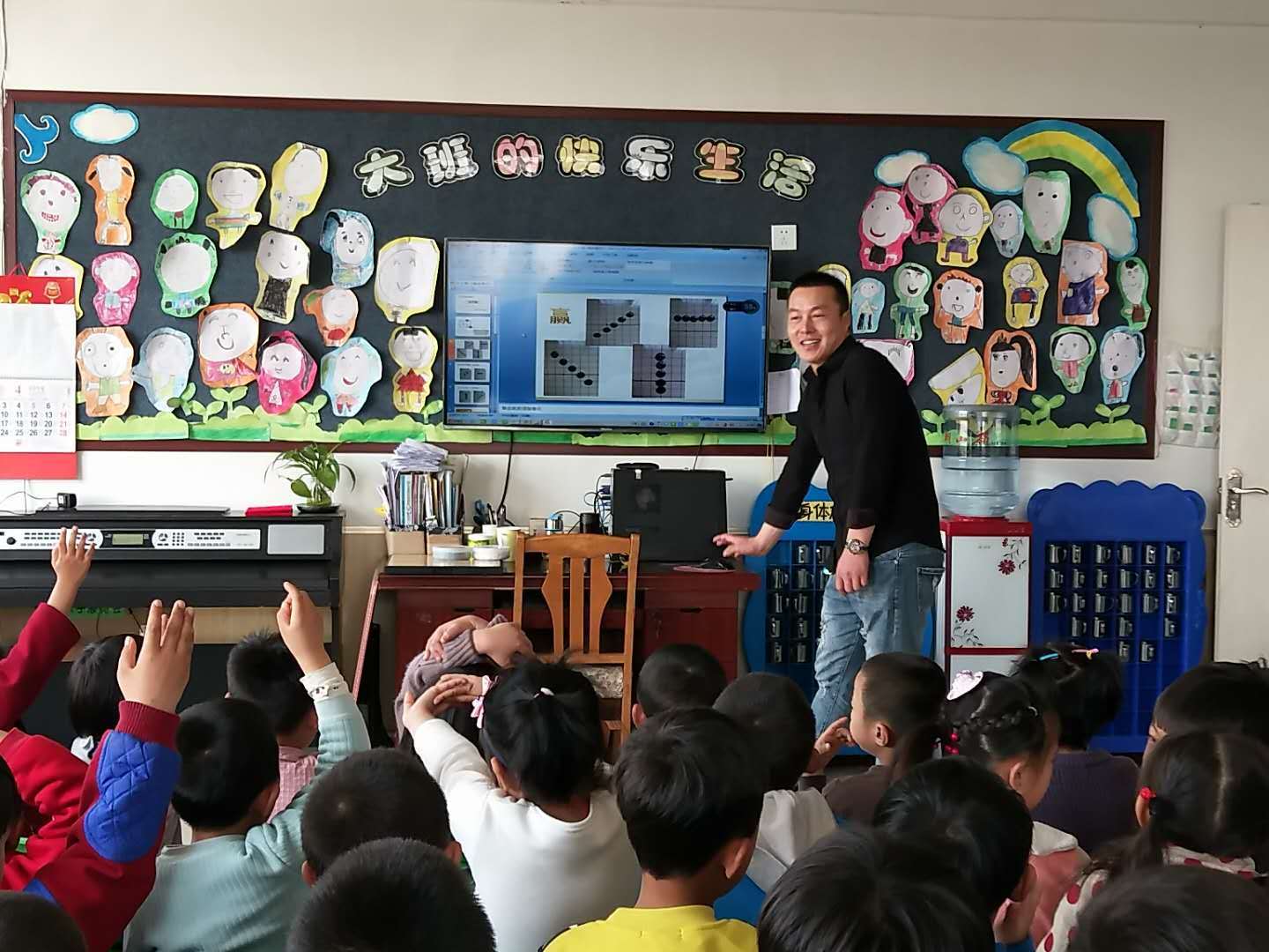 高社会|幼儿园老师给学生换衣服，掉落的东西，令这位老师隔天提出辞职