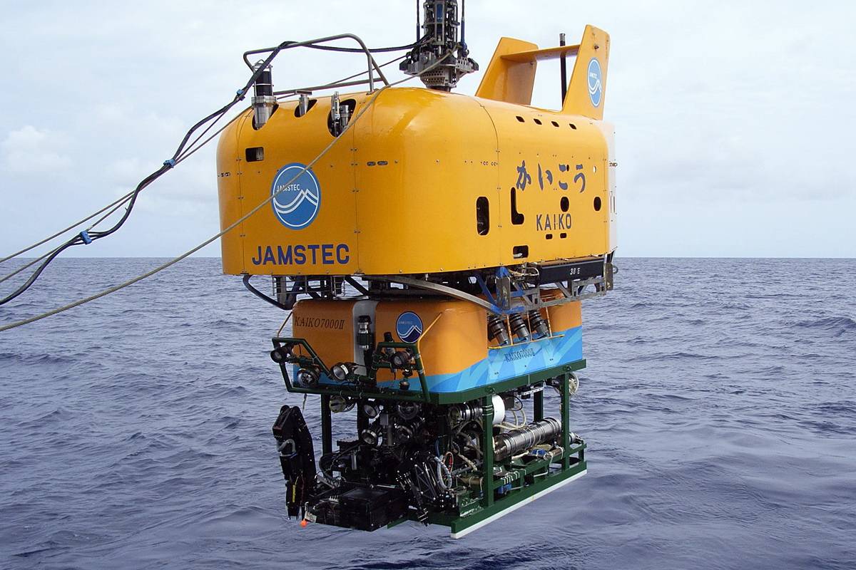 人类研究出核潜艇最深能潜600米左右,而海洋的平均深度大约是3657米